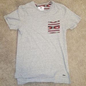 ON THE BYAS MEN'S T SHIRT GREY. FRONT POCKET.